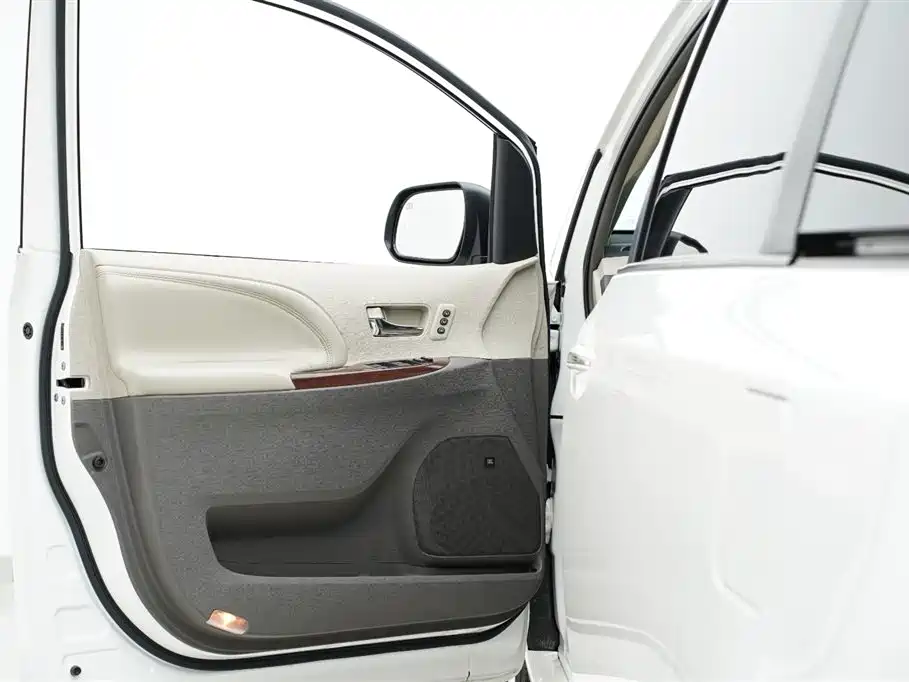 Toyota Sienna 2014 — фото 10