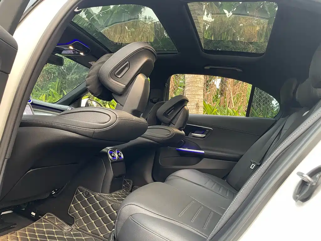Mercedes-Benz C-Class 2023 — фото 12