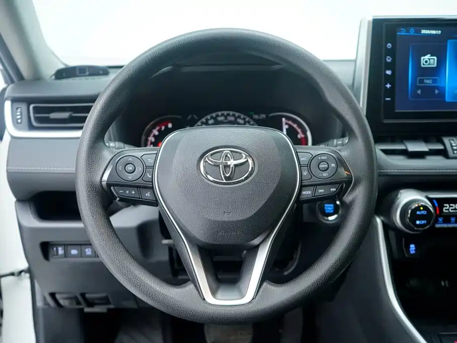 Toyota RAV4 2021 — фото 16