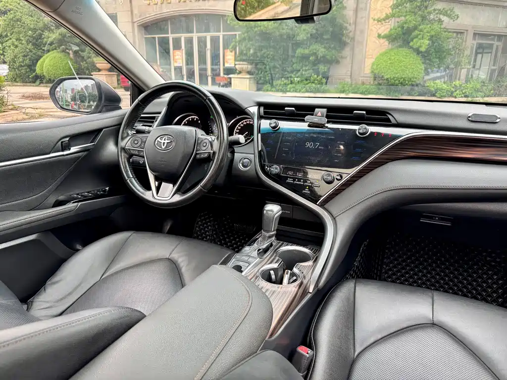 Toyota Camry 2019 — фото 7