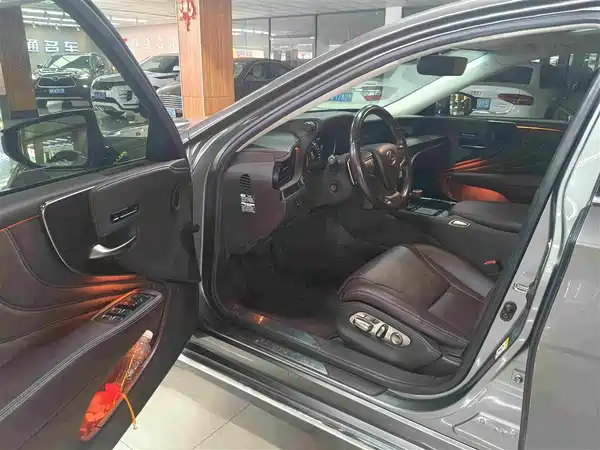 Lexus LS 2018