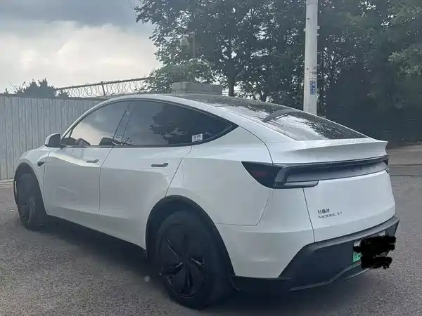 Tesla Model Y 2025