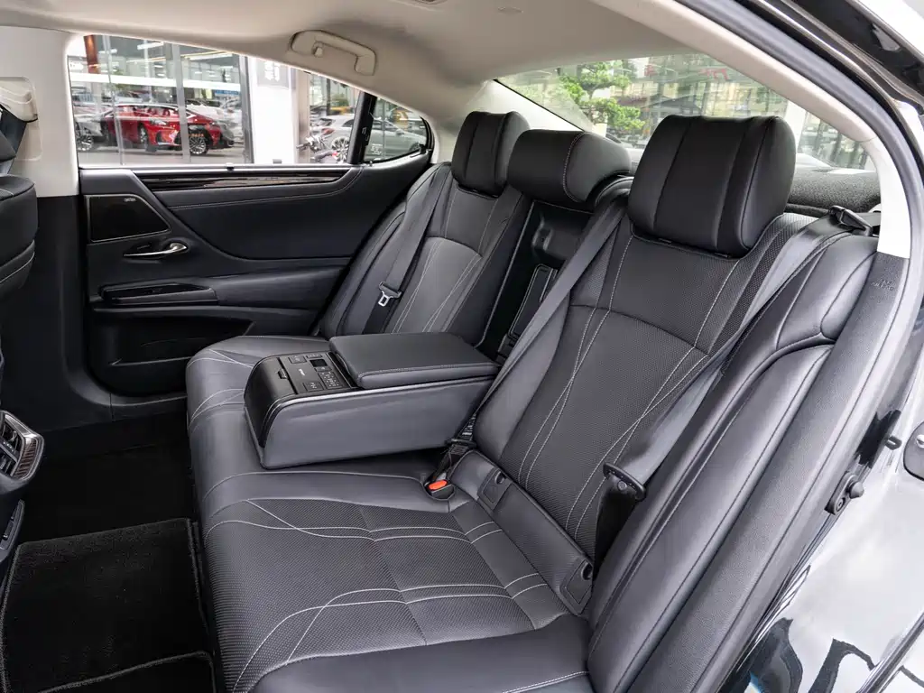 Lexus ES 2020 — фото 12