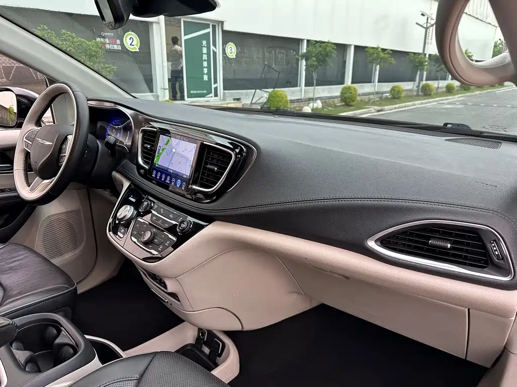 Chrysler Grand Voyager 2017 — фото 27