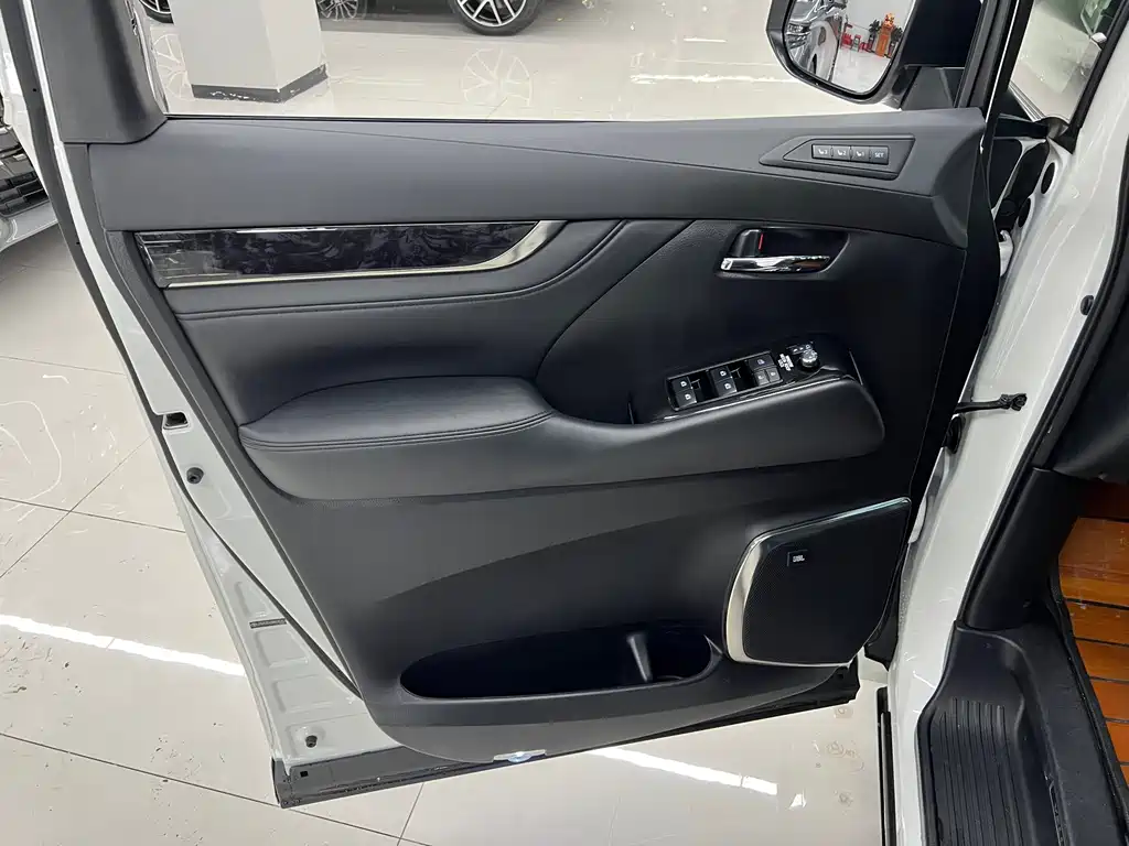 Toyota Vellfire 2021 — фото 17