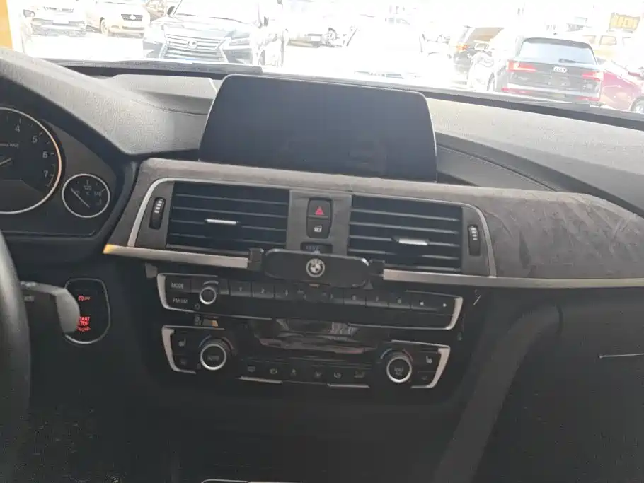 BMW 3 Series 2018 — фото 13