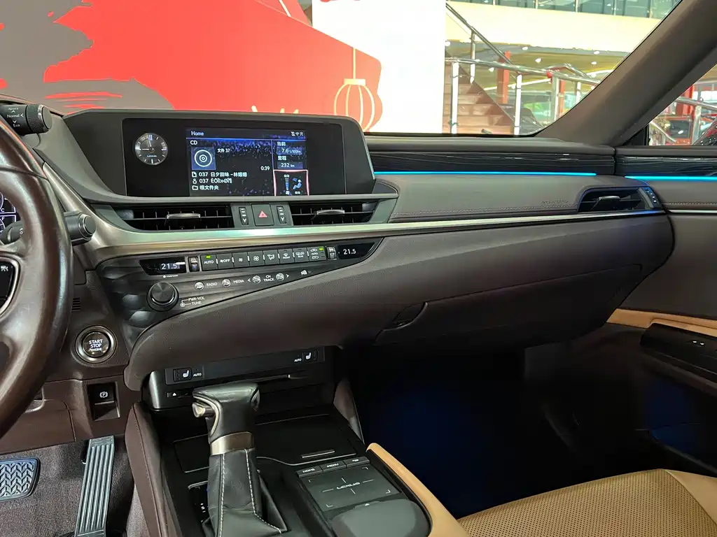 Lexus ES 2019 — фото 13