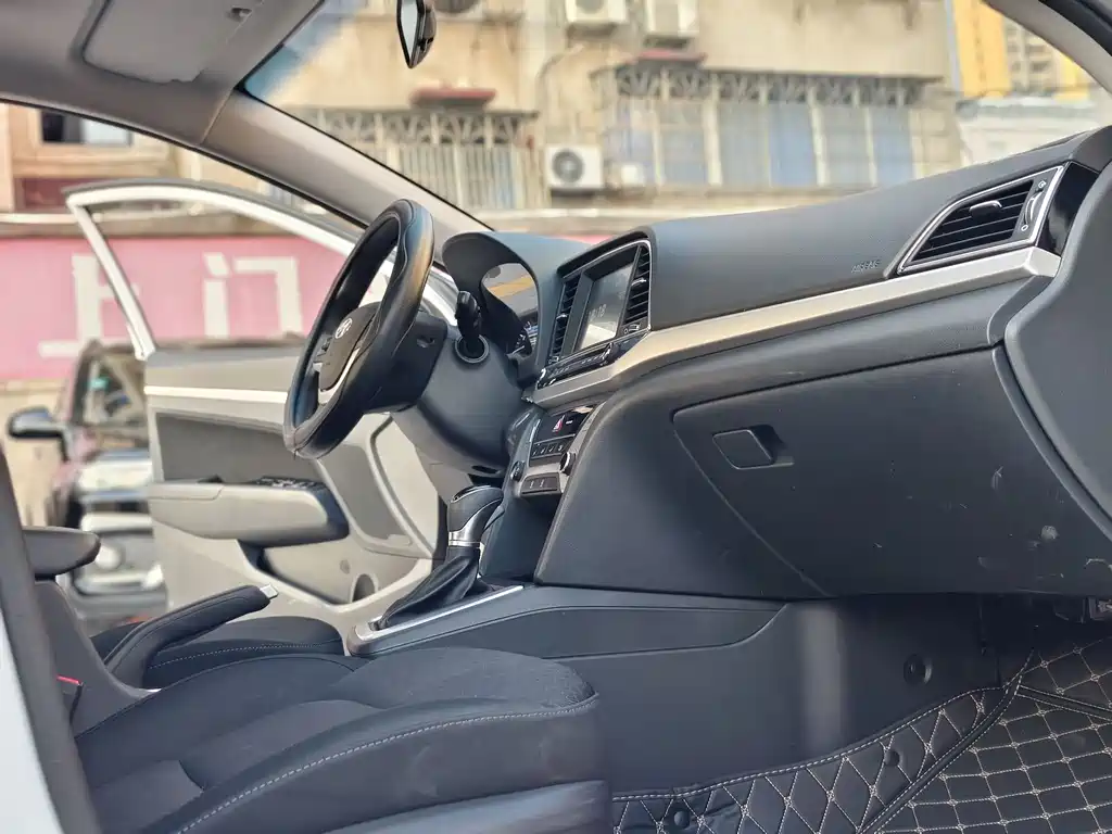 Hyundai Elantra 2017 — фото 13