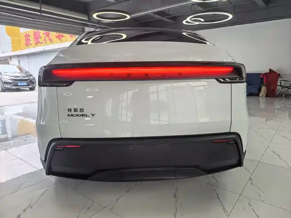 Tesla Model Y 2026