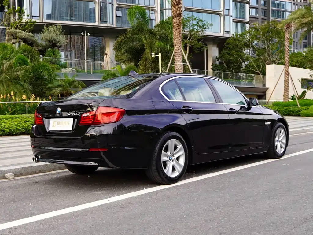 BMW 5 Series 2011 — фото 13