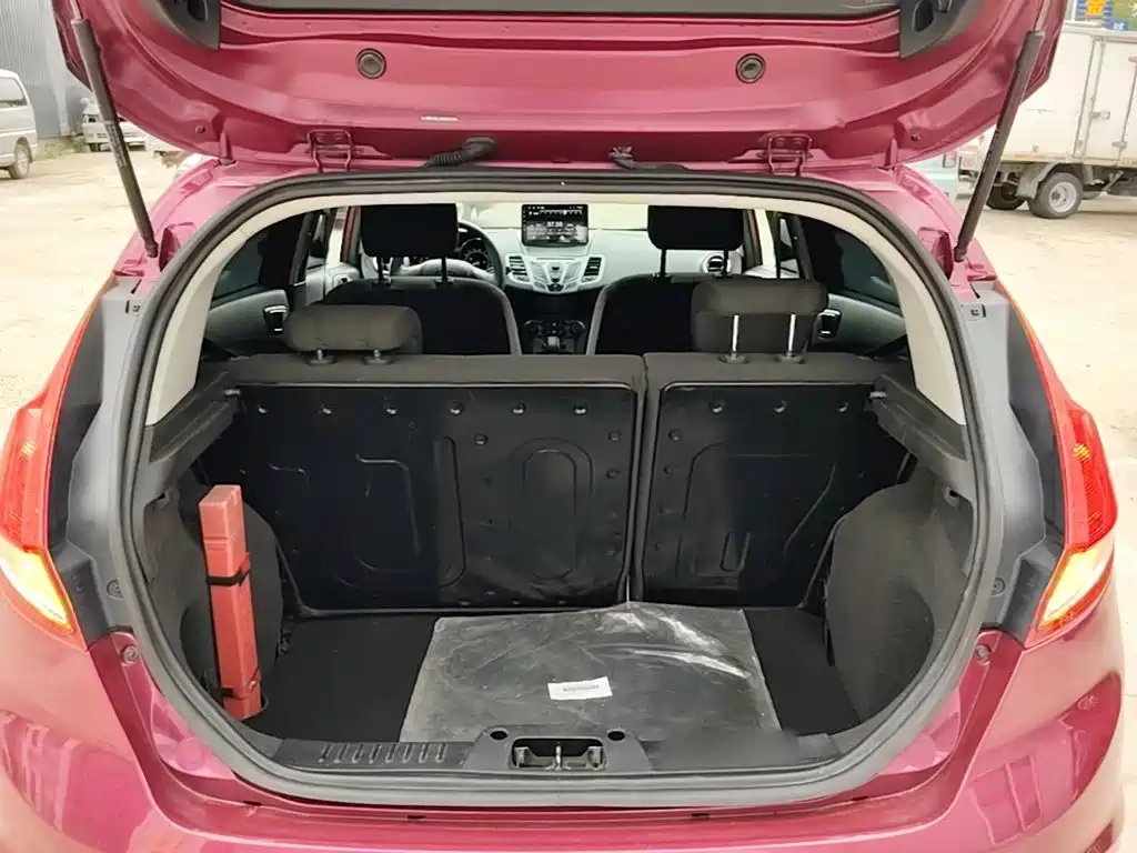 Ford Fiesta 2015 — фото 19