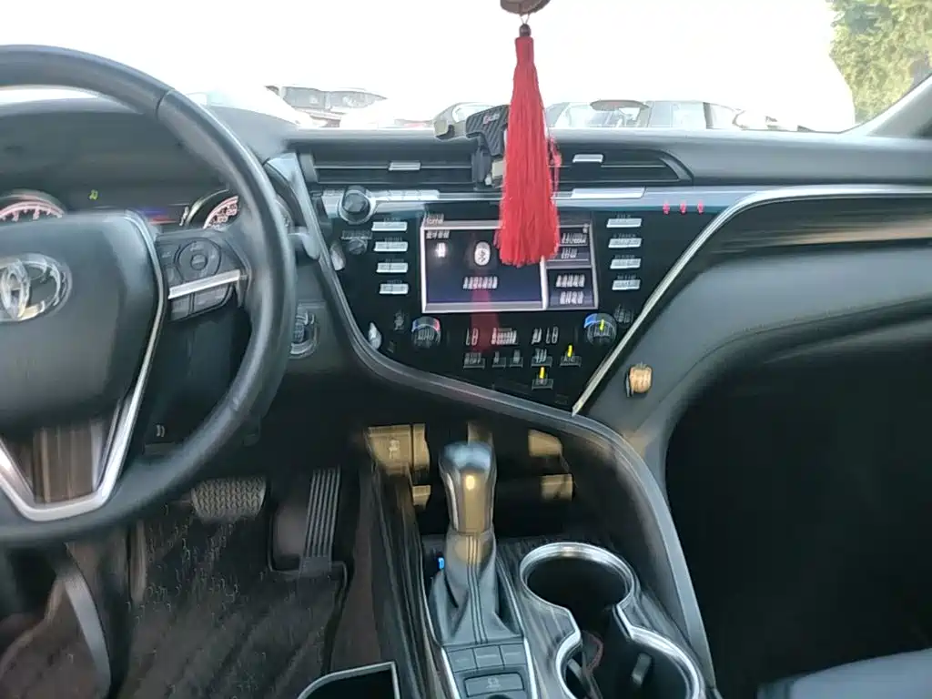 Toyota Camry 2019 — фото 13