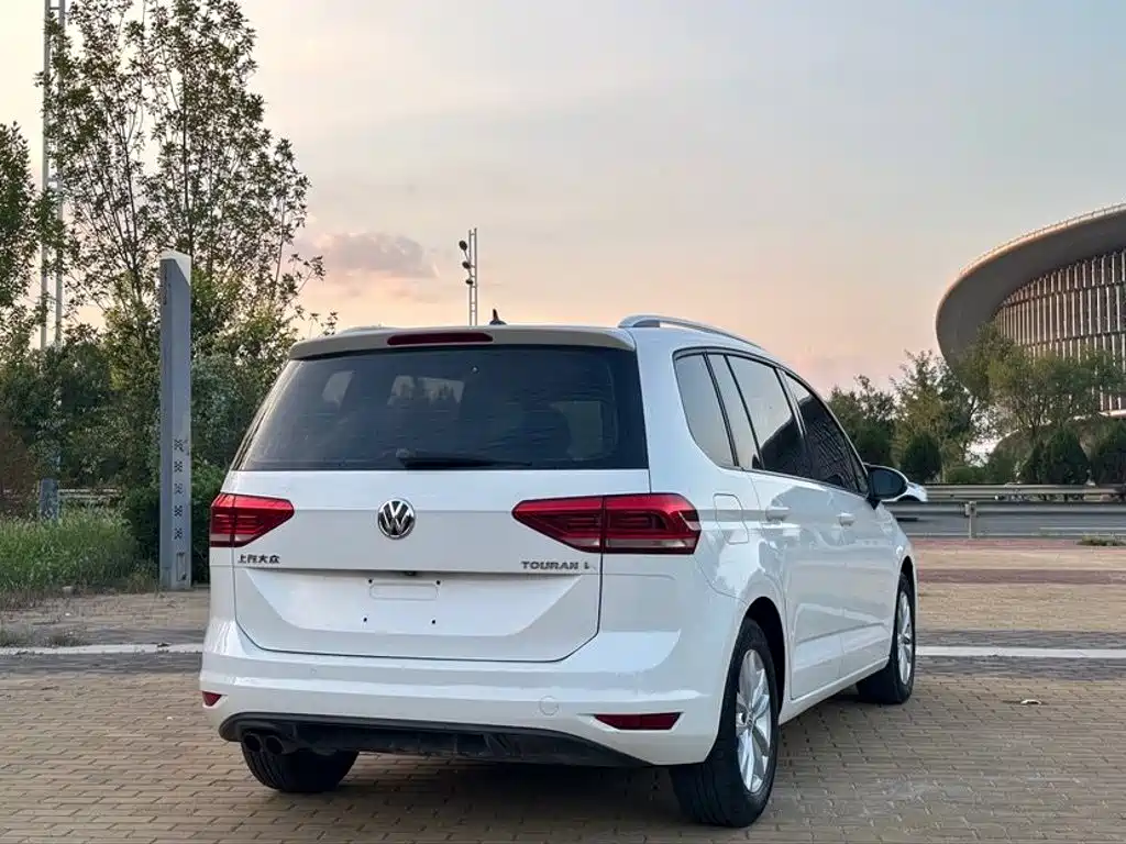 Volkswagen Touran 2017 — фото 4