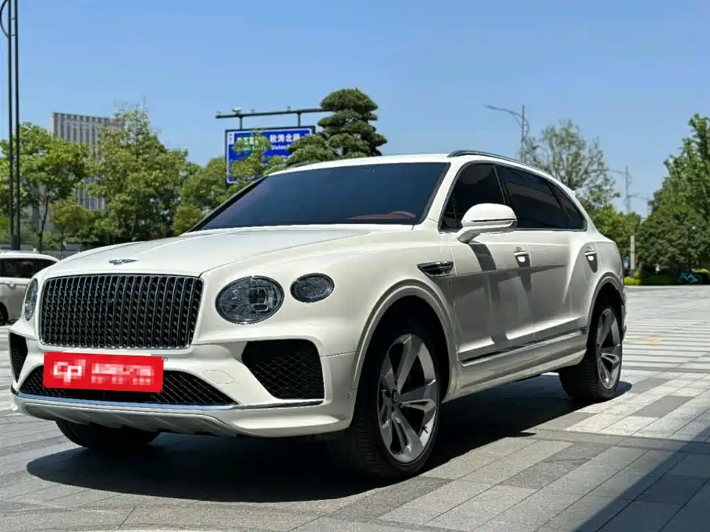 Bentley Bentayga 2024 — фото 1