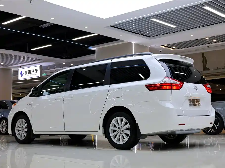 Toyota Sienna 2017 — фото 5