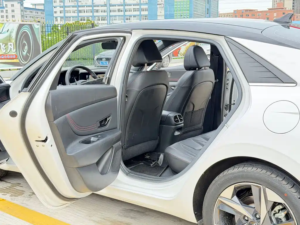 Hyundai Elantra 2022 — фото 13
