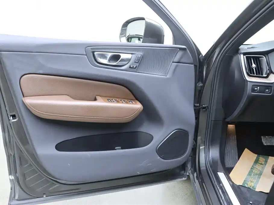 Volvo XC60 2021 — фото 8