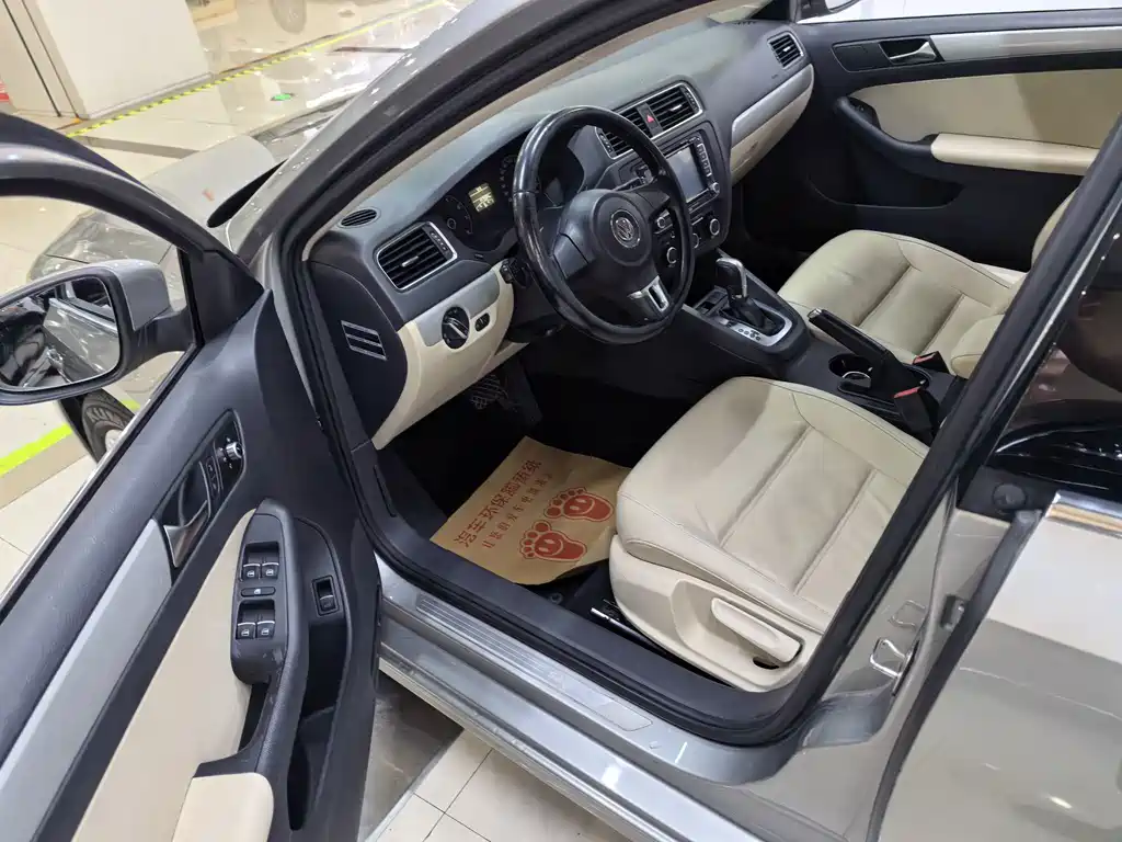 Volkswagen Sagitar 2014