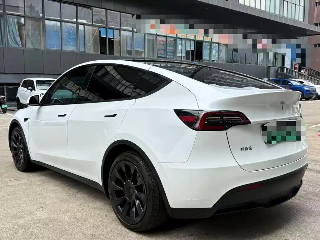 Tesla Model Y 2023 — фото 9