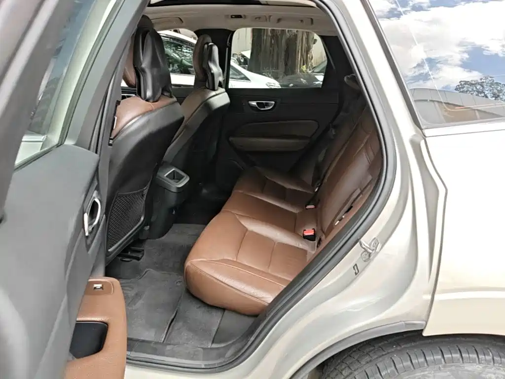 Volvo XC60 2018 — фото 24