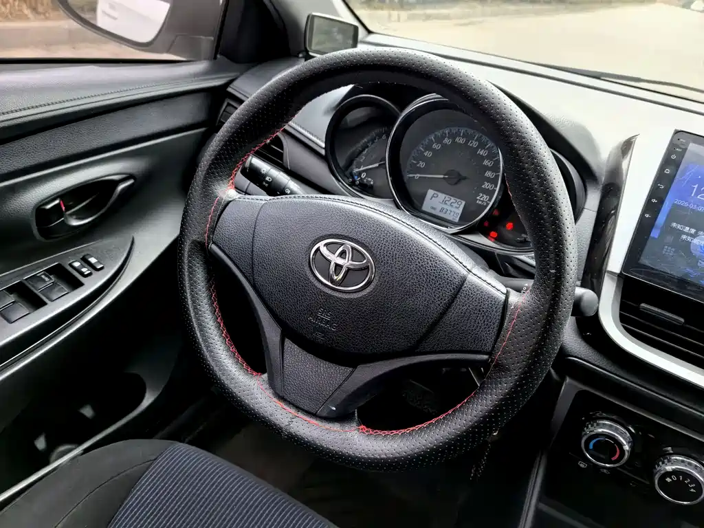 Toyota Yaris L 2018 — фото 11