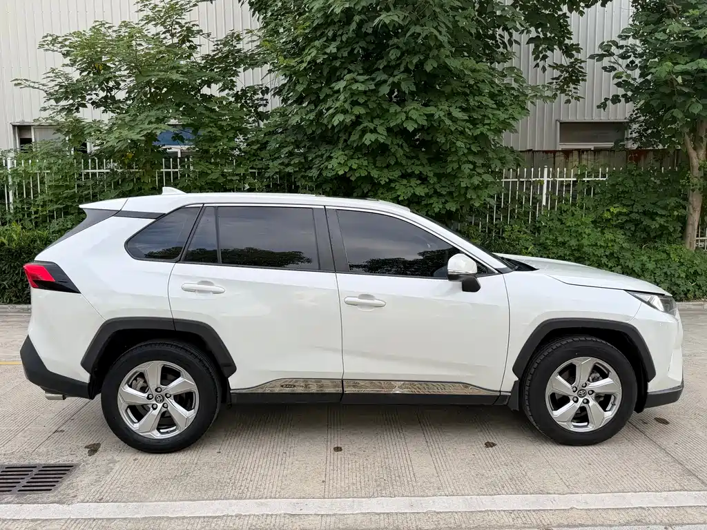 Toyota RAV4 2020 — фото 16