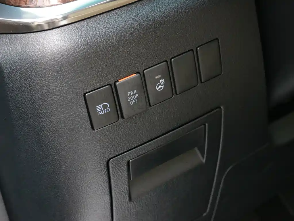 Toyota Alphard 2023 — фото 17