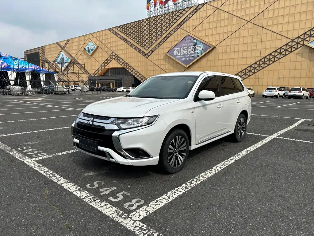 Mitsubishi Outlander 2021 — фото 1
