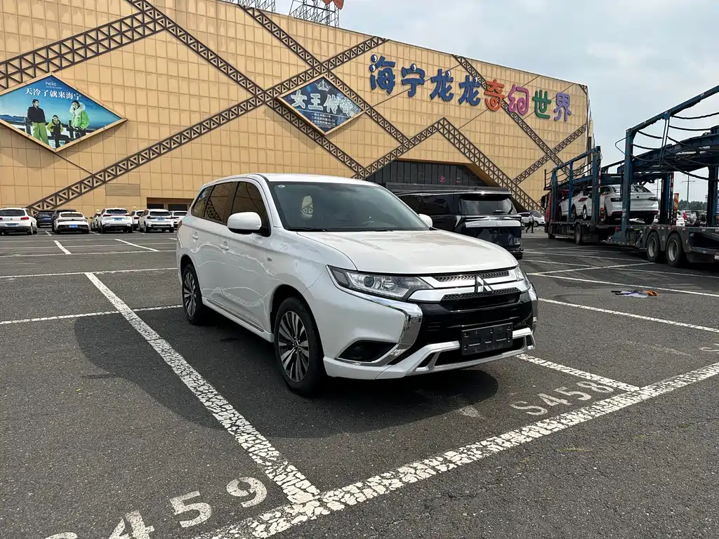 Mitsubishi Outlander 2021 — фото 3