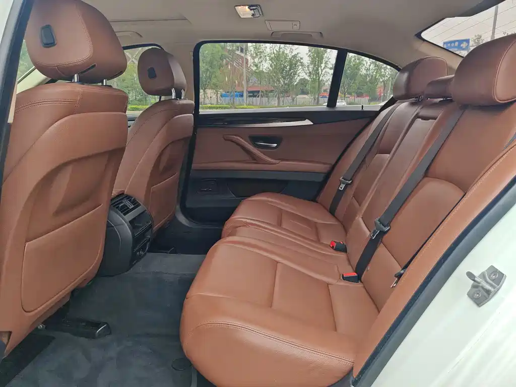 BMW 5 Series 2015 — фото 9