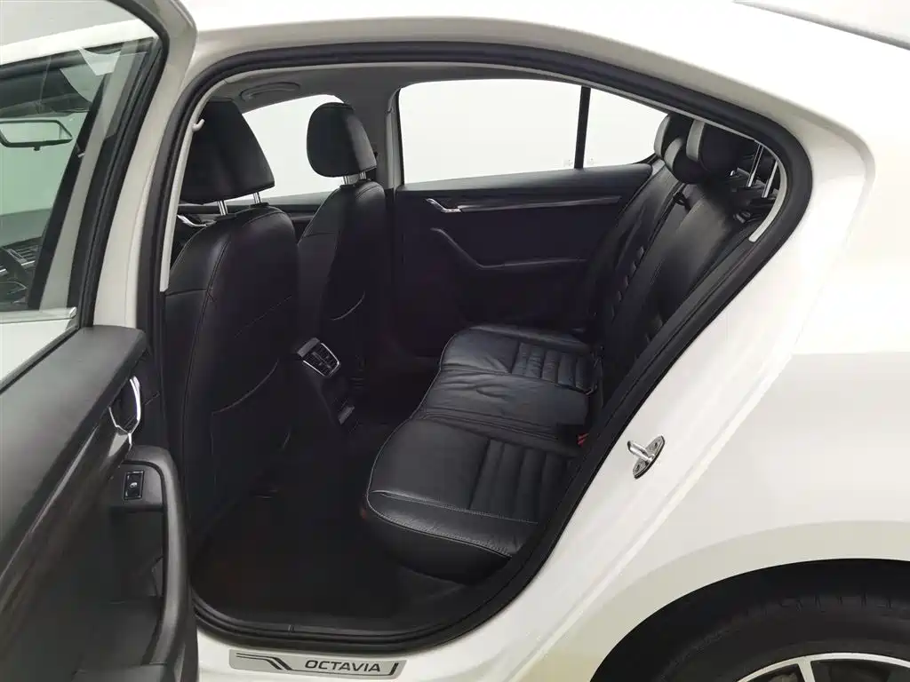 Skoda Octavia 2017 — фото 15