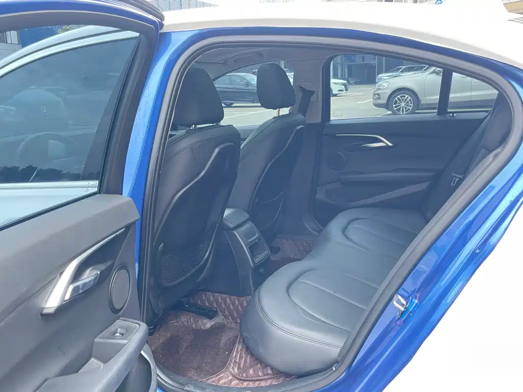 BMW 1 Series 2019 — фото 11