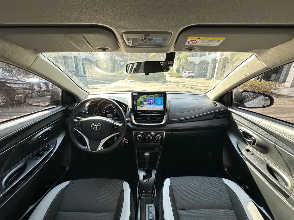 Toyota Yaris L 2022 — фото 6
