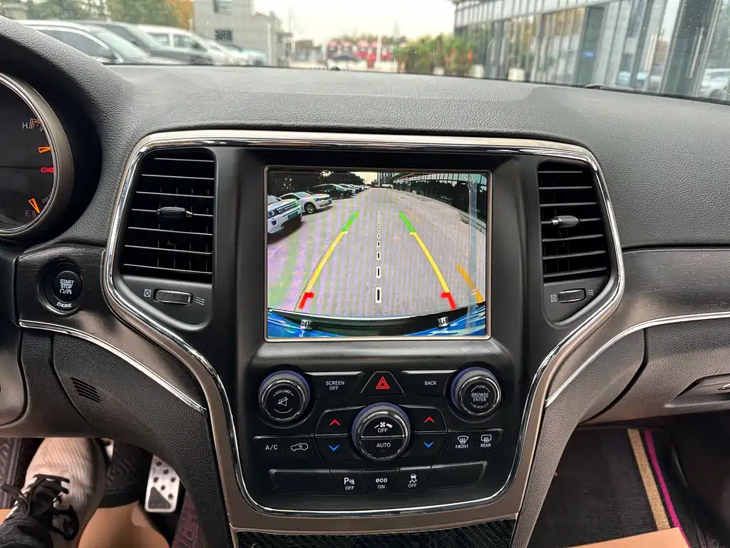 Jeep Grand Cherokee 2015 — фото 18