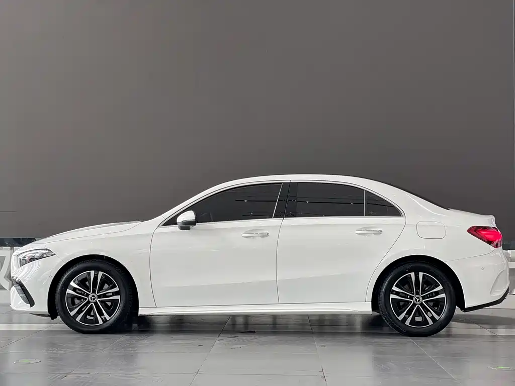 Mercedes-Benz A-Class 2024 — фото 3