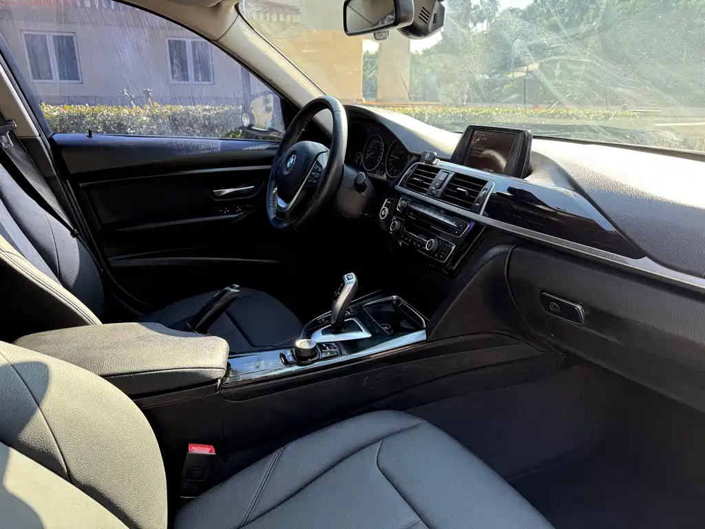 BMW 3 Series 2017 — фото 14