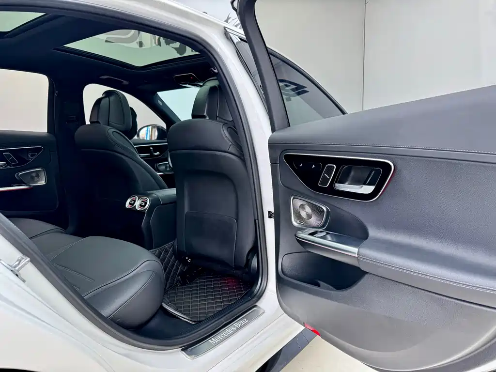 Mercedes-Benz C-Class 2023 — фото 11