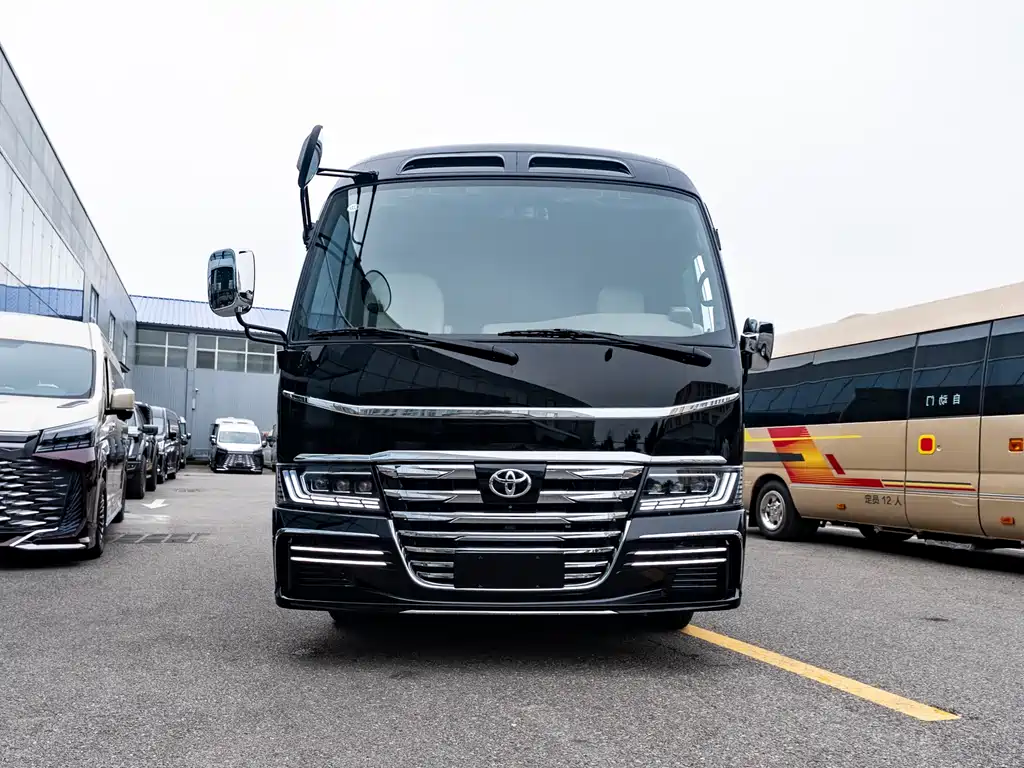Toyota Coaster — фото 1