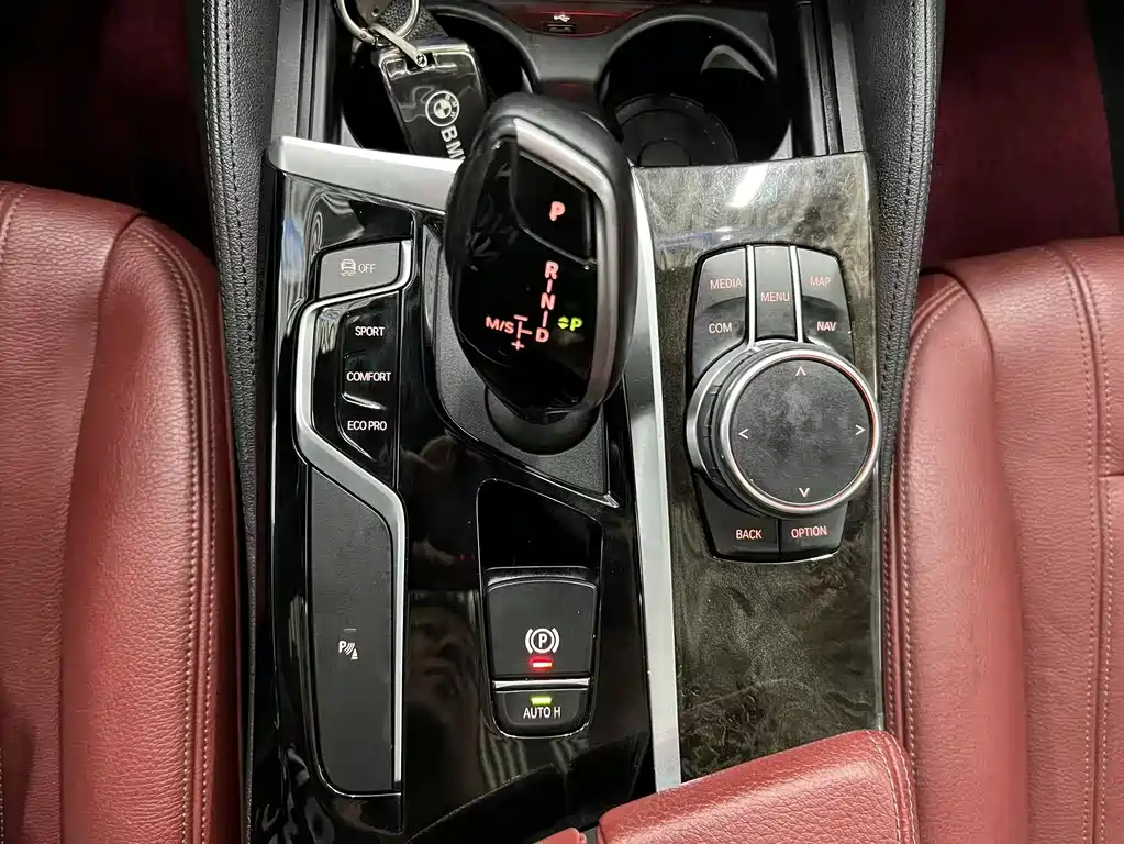 BMW 5 Series 2019 — фото 15