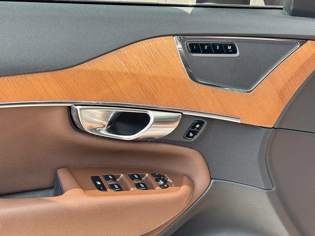 Volvo XC90 2022 — фото 15