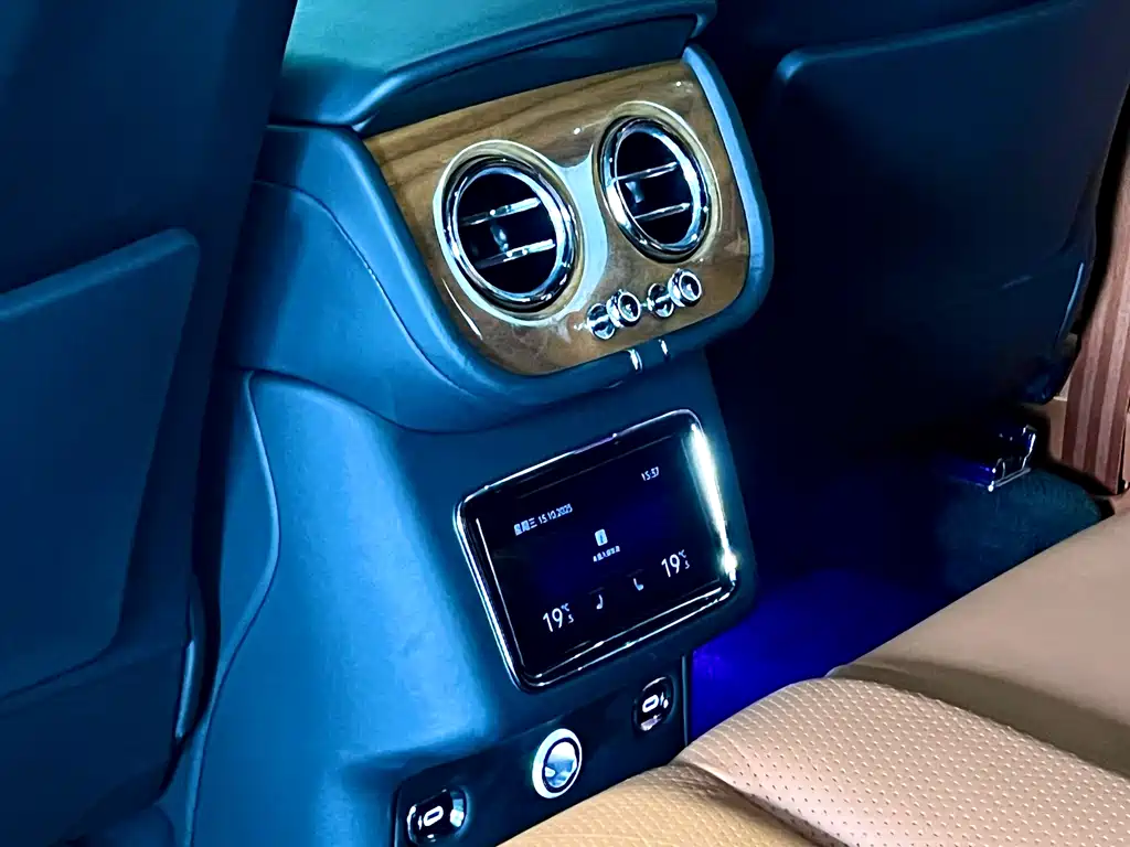 Bentley Bentayga 2021 — фото 37