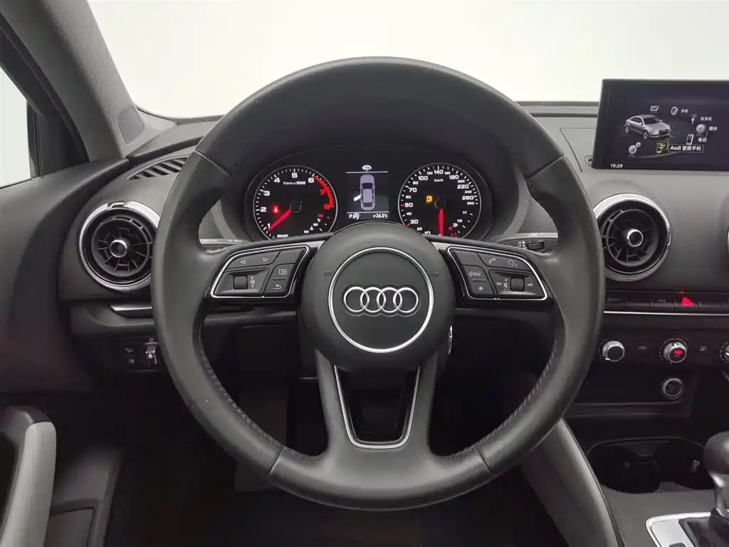 Audi A3 2018 — фото 11
