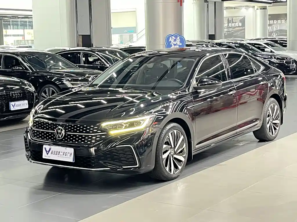 Volkswagen Passat 2022 — фото 1