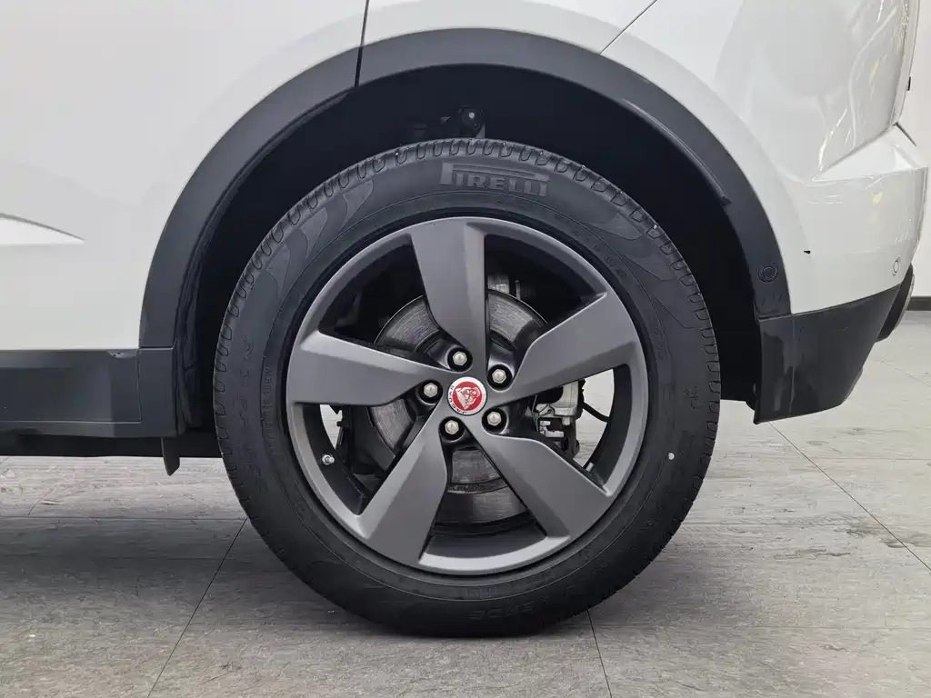 Jaguar E-PACE 2020 — фото 13