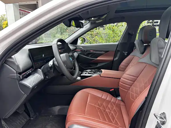 BMW i5 2025