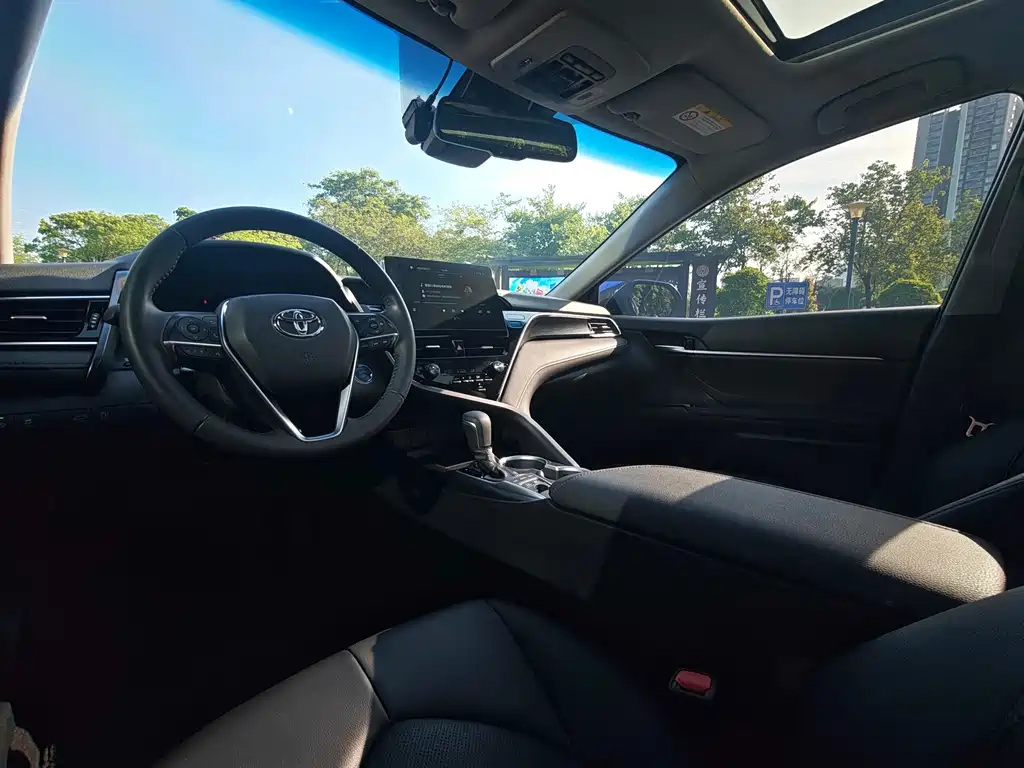 Toyota Camry 2023 — фото 13