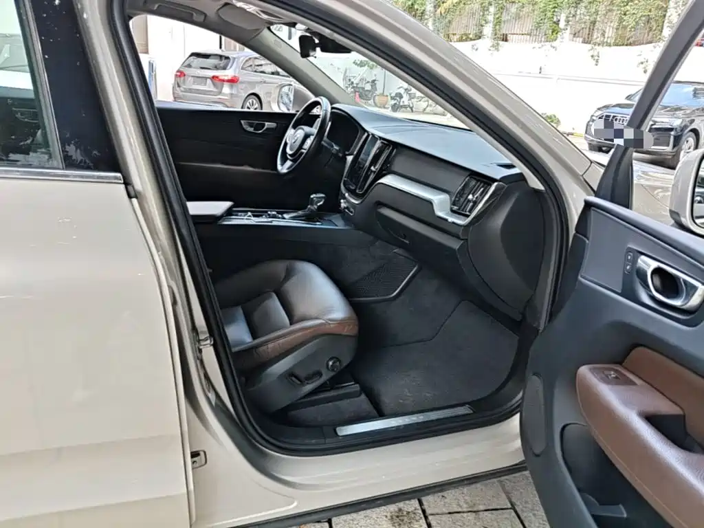 Volvo XC60 2018 — фото 11