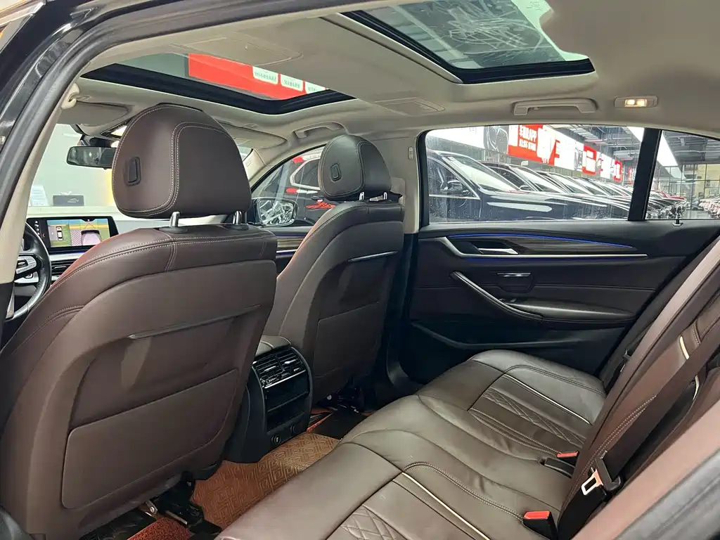 BMW 5 Series 2019 — фото 11