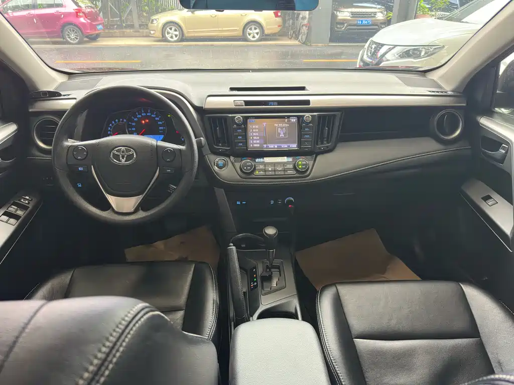 Toyota RAV4 2017 — фото 12