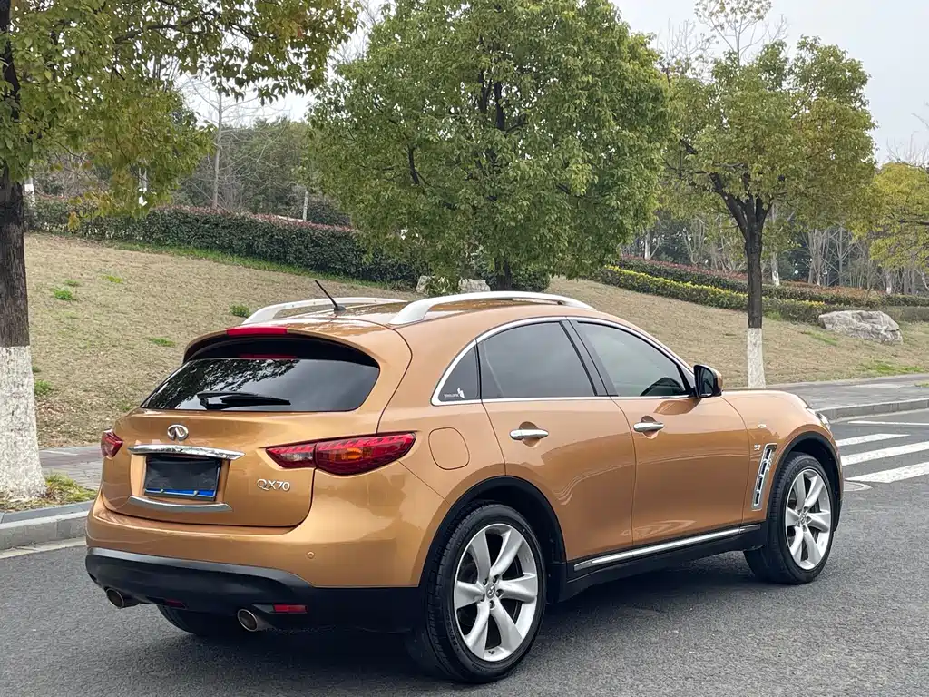 Infiniti QX70 2015 — фото 16